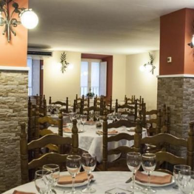 Mesas listas en el interior del restaurante