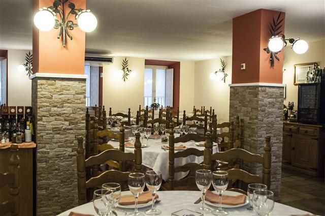 Mesas listas en el interior del restaurante