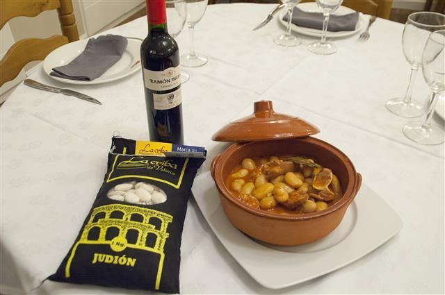 Judiones de la Granja acompañados de vino