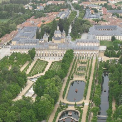 Vista del palacio de la Granja y su jardín