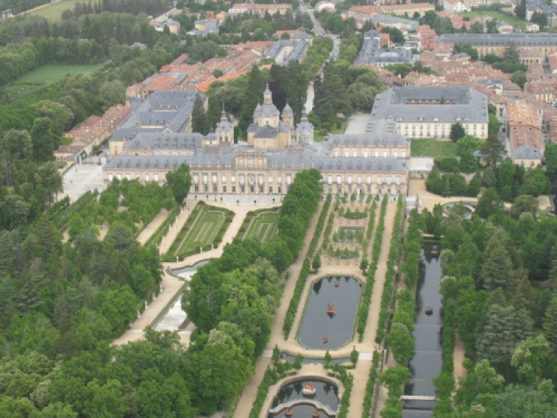 Vista del palacio de la Granja y su jardín