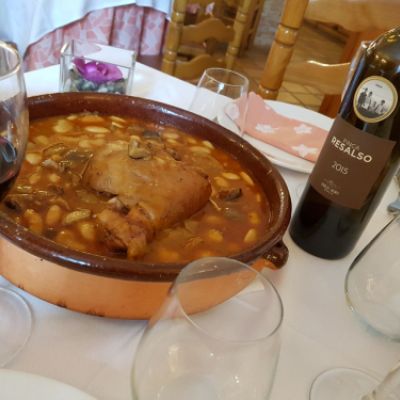 Cocido tradicional en cuenco de barro