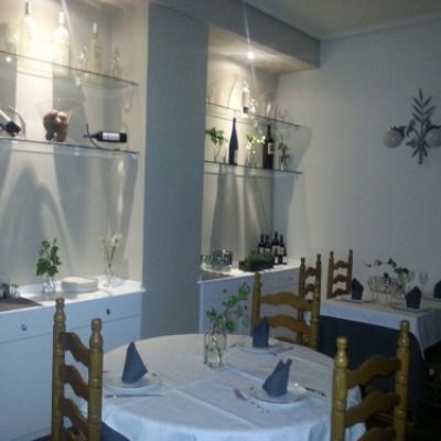 Mesas y decoración interior del restaurante