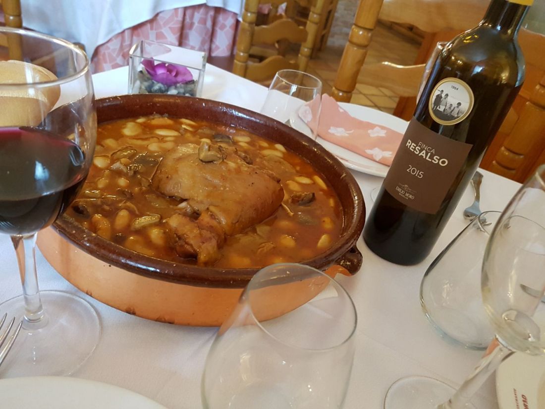 Cocido tradicional en cuenco de barro