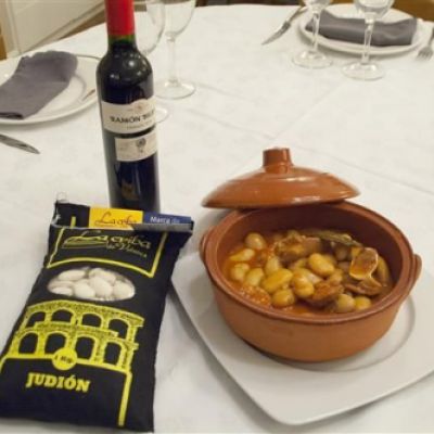 Judiones de la Granja acompañados de vino